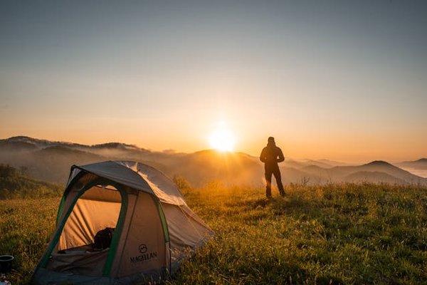Quels sont les équipements indispensables pour un camping en région polaire?